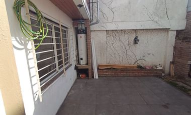 ALQUILER CASA 4 AMBIENTES CON PATIO EN LOMAS