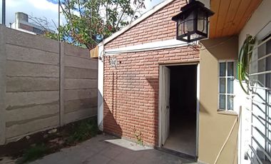 ALQUILER CASA 4 AMBIENTES CON PATIO EN LOMAS
