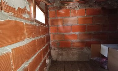 ALQUILER CASA 4 AMBIENTES CON PATIO EN LOMAS