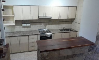 ALQUILER CASA 4 AMBIENTES CON PATIO EN LOMAS