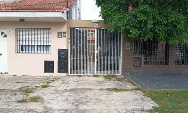 ALQUILER CASA 4 AMBIENTES CON PATIO EN LOMAS