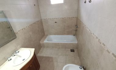 ALQUILER CASA 4 AMBIENTES CON PATIO EN LOMAS