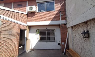 ALQUILER CASA 4 AMBIENTES CON PATIO EN LOMAS