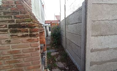 ALQUILER CASA 4 AMBIENTES CON PATIO EN LOMAS