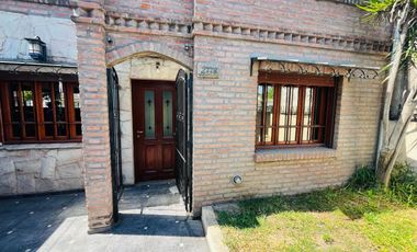 CASA 4 AMBIENTES EN VENTA QUINCHO COCHERA EN GLEW