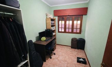 CASA 4 AMBIENTES EN VENTA QUINCHO COCHERA EN GLEW