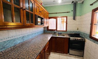 CASA 4 AMBIENTES EN VENTA QUINCHO COCHERA EN GLEW
