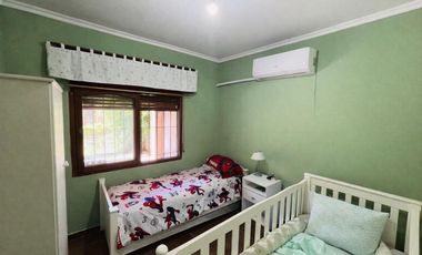 CASA 4 AMBIENTES EN VENTA QUINCHO COCHERA EN GLEW