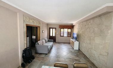 CASA 4 AMBIENTES EN VENTA QUINCHO COCHERA EN GLEW