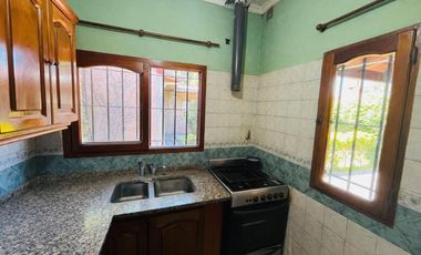 CASA 4 AMBIENTES EN VENTA QUINCHO COCHERA EN GLEW