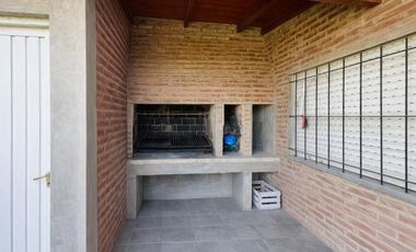 CASA 4 AMBIENTES EN VENTA QUINCHO COCHERA EN GLEW