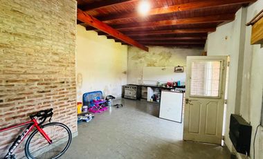 CASA 4 AMBIENTES EN VENTA QUINCHO COCHERA EN GLEW