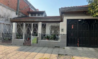 CASA VENTA R.CASTILLO 4 AMB PATIO/COCHERA/QUINCHO