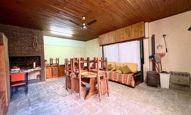 CASA 5 AMB CON QUINCHO PILETA Y GARAGE 25 DE MAYO