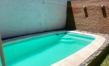 CASA EN BARRIO LOS CIPRECES