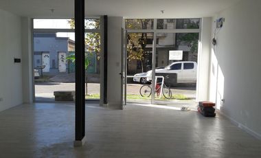 Local comercial a metros de avenida freyre