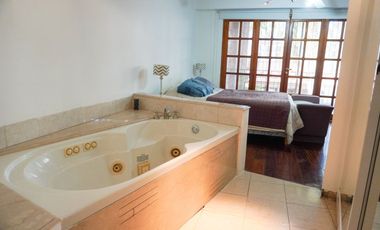 Casa con patio y  pileta en el centro