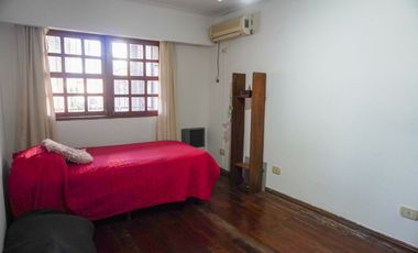 Casa con patio y  pileta en el centro