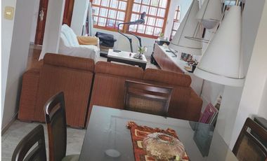 Casa con patio y  pileta en el centro