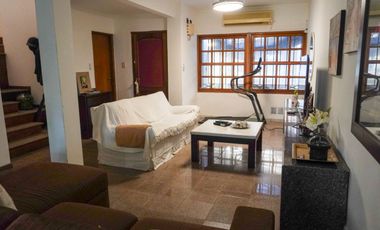 Casa con patio y  pileta en el centro