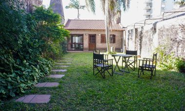 Casa con patio y  pileta en el centro