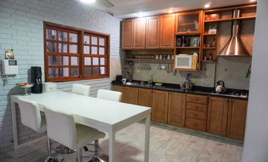 Casa con patio y  pileta en el centro