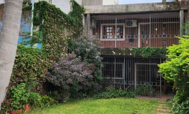 Casa con patio y  pileta en el centro