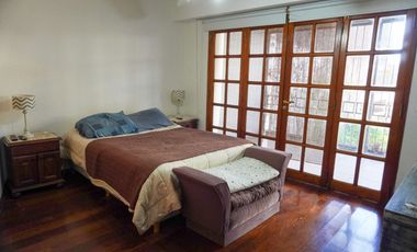 Casa con patio y  pileta en el centro