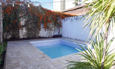 Casa con patio y  pileta en el centro