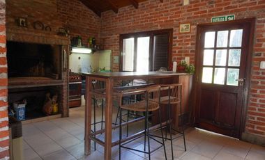 Casa con patio y  pileta en el centro