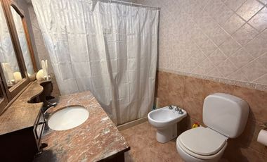 Casa con patio y  pileta en el centro