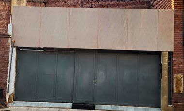 Casa con patio y  pileta en el centro