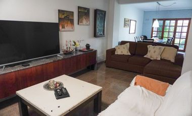 Casa con patio y  pileta en el centro