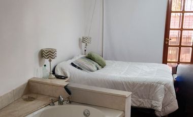 Casa con patio y  pileta en el centro