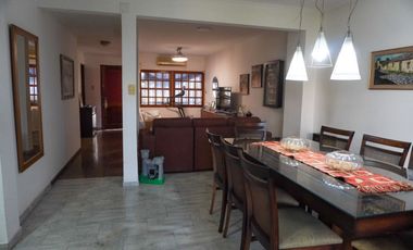 Casa con patio y  pileta en el centro