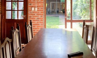 Casa con patio y  pileta en el centro