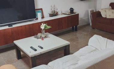 Casa con patio y  pileta en el centro