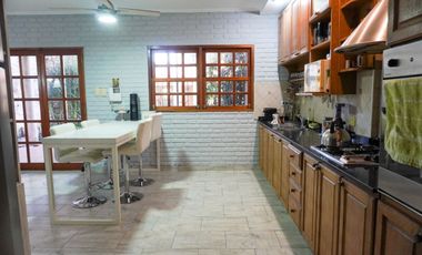 Casa con patio y  pileta en el centro