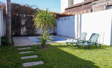 Casa con patio y  pileta en el centro