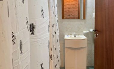 Casa con patio y  pileta en el centro