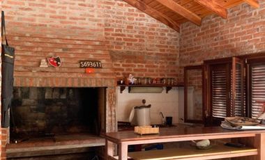 Casa con patio y  pileta en el centro