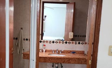 Casa con patio y  pileta en el centro