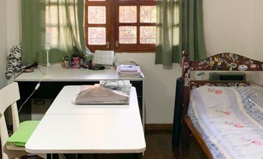 Casa con patio y  pileta en el centro