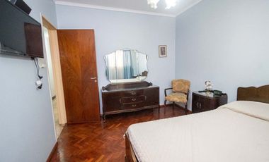 Casa de 4 dorm con cochera a mts de la Legislatura