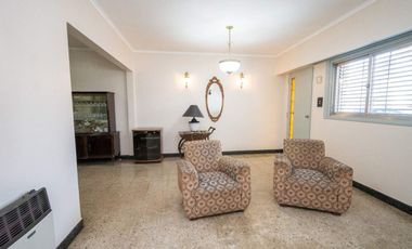 Casa de 4 dorm con cochera a mts de la Legislatura