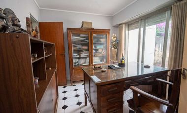 Casa de 4 dorm con cochera a mts de la Legislatura