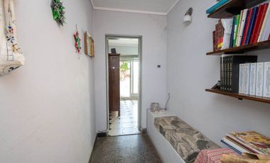 Casa de 4 dorm con cochera a mts de la Legislatura