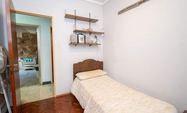 Casa de 4 dorm con cochera a mts de la Legislatura