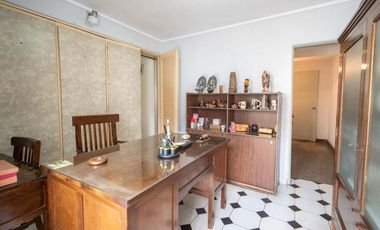 Casa de 4 dorm con cochera a mts de la Legislatura