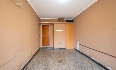 Casa de 4 dorm con cochera a mts de la Legislatura